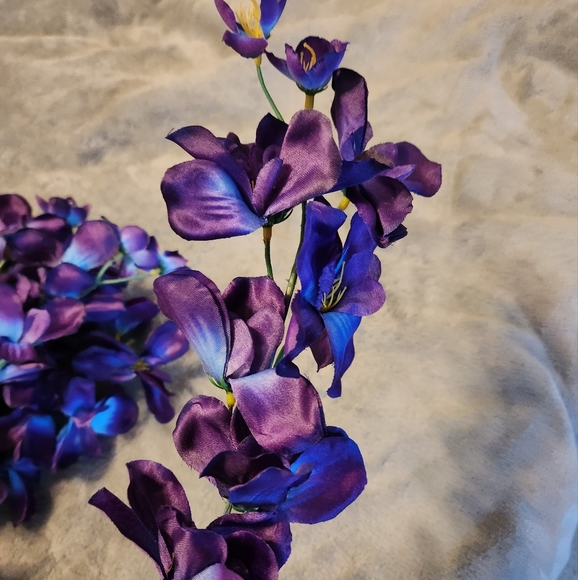 8 stems of artificial blue dendrobium orchids - Picture 3 of 3